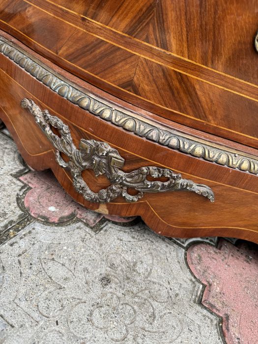 Comodă din lemn masiv, cu intarsii și ornamente bronz