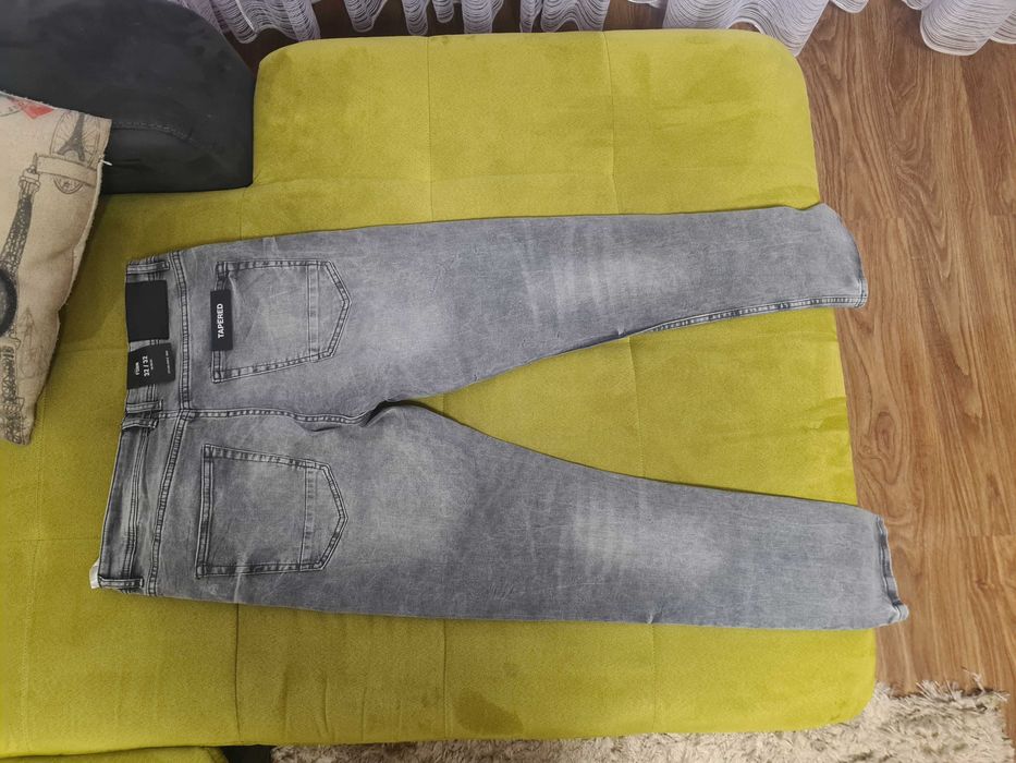 Blugi marimea 32 gri