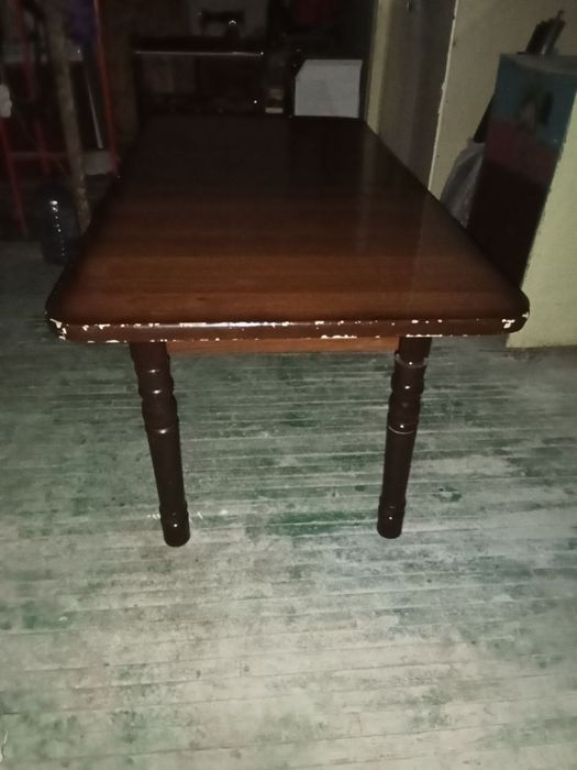 Sotiladigan stol bor ham xontaxta ham katta stol buladi 180x90