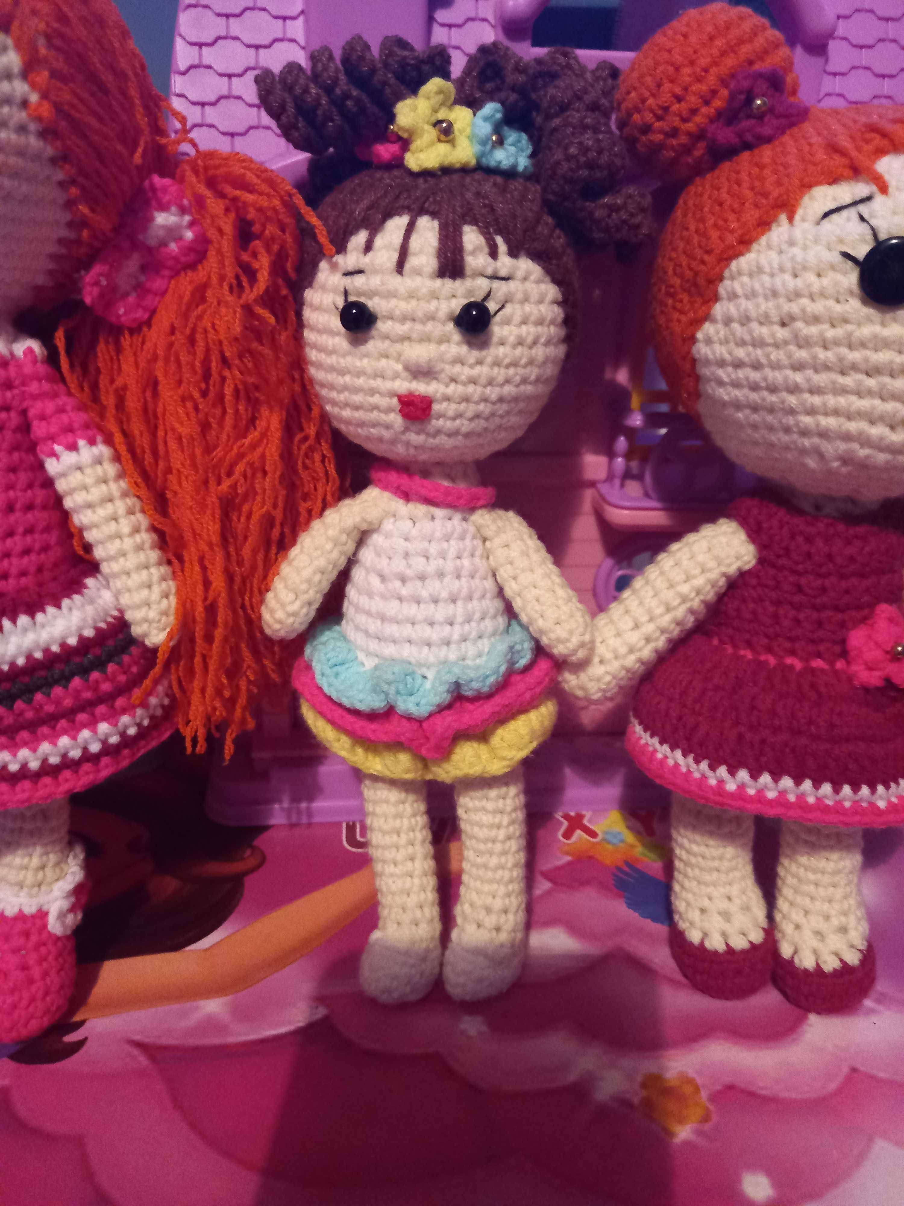 Кукли ръчно плетени.