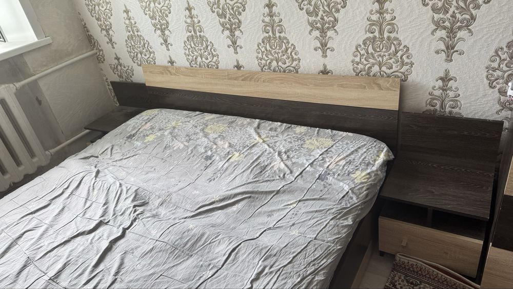 Продаю двухспальную кровать с матрасом