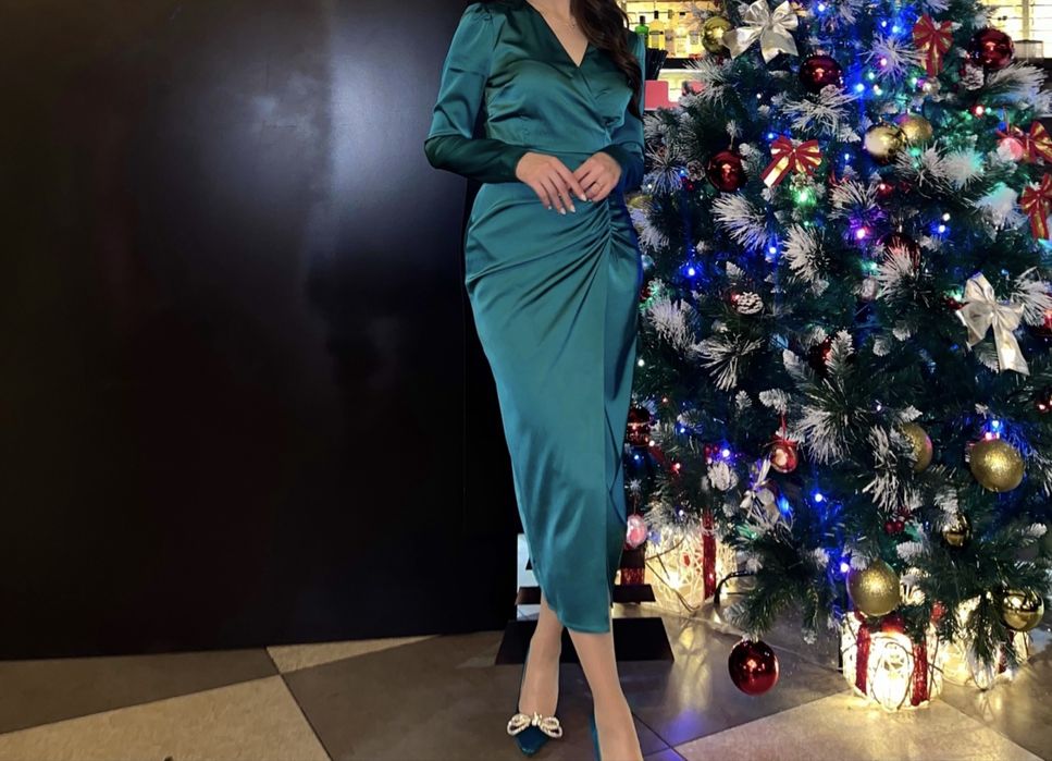 Зеленое и черное атласное платье