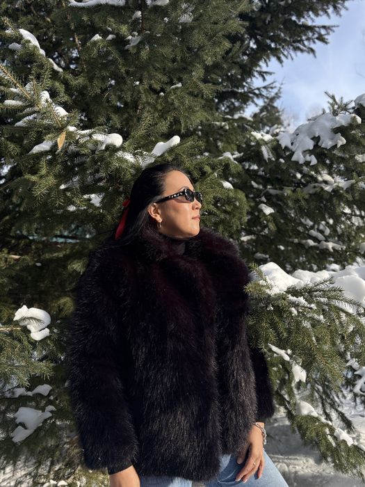 Продам эко шубу , цвет церный, одевали один раз на фотоссесию