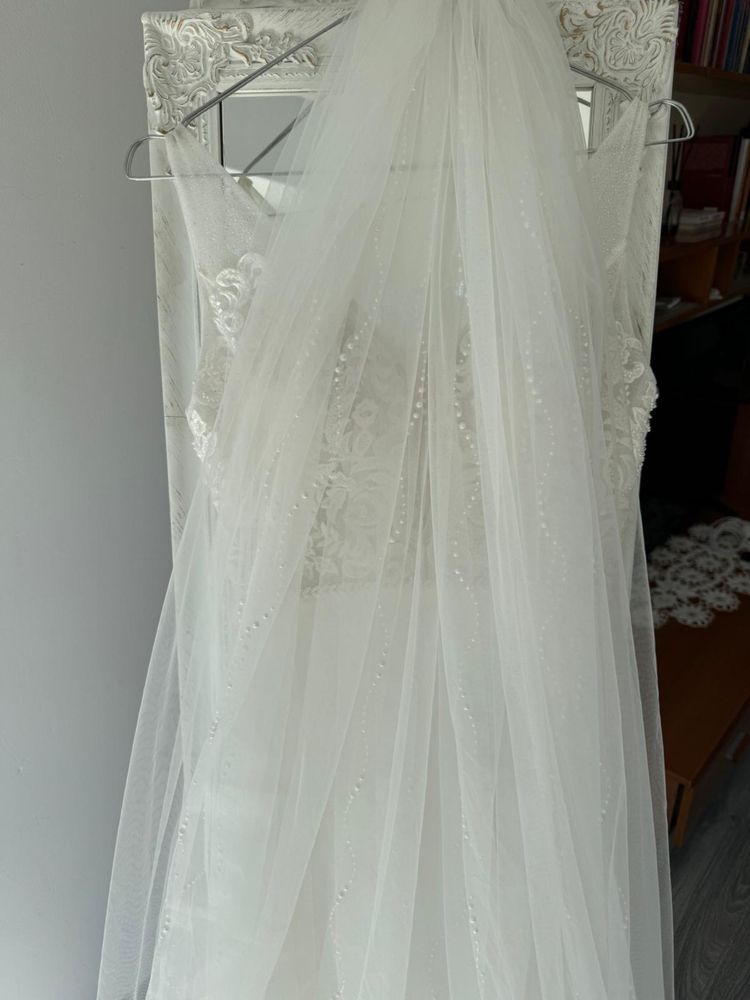 Rochie de mireasa, voal si pantofi