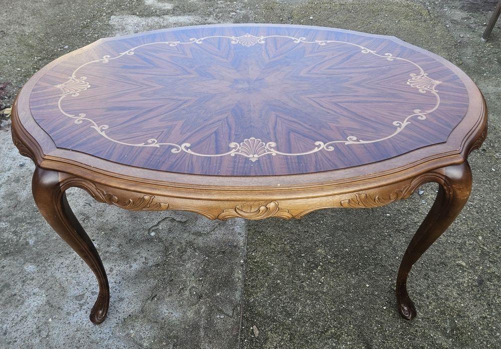 De vânzare: o măsuță de cafea Chippendale din lemn de nuc