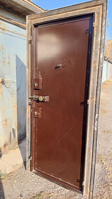 Продаю металлическую дверь