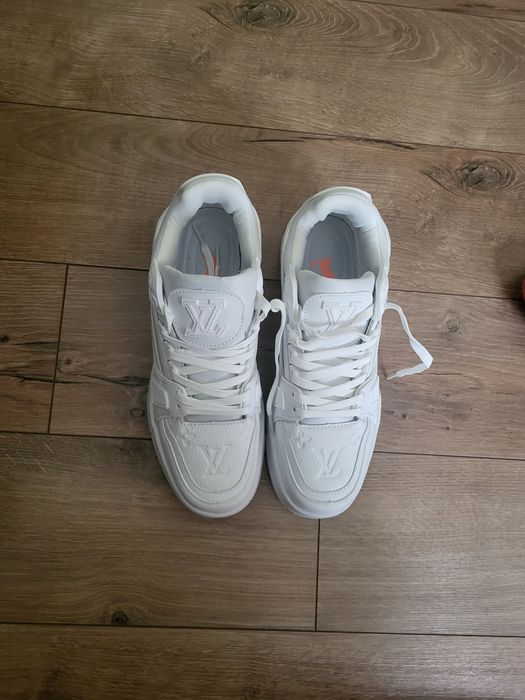 Adidași LV triple white