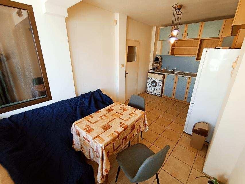 Тристаен апартамент в района на Окръжна болница!