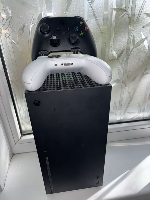 Продам xbox series x и 2 геймпада