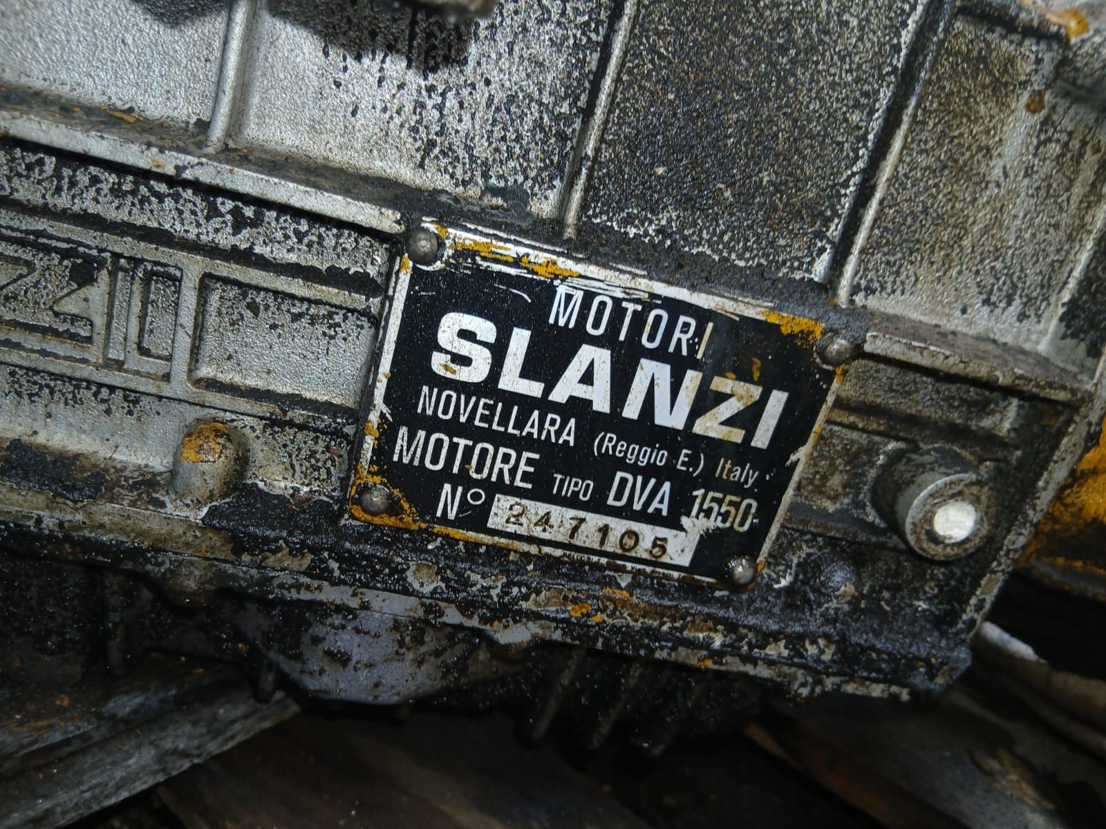 Dezemenbrez Motor slanzi 3 cilindri  motoagricola tractoras generator
