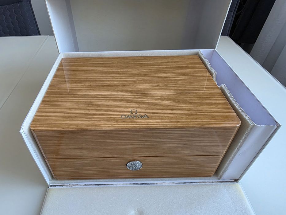 Vând cutie originală ceas Omega.