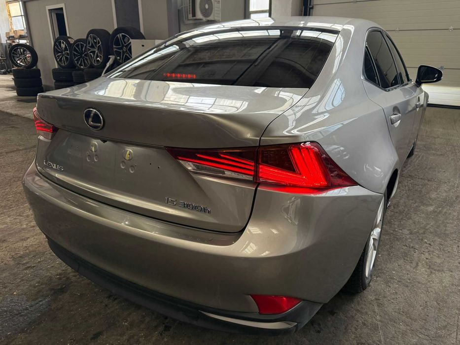 Lexus IS300h avariat