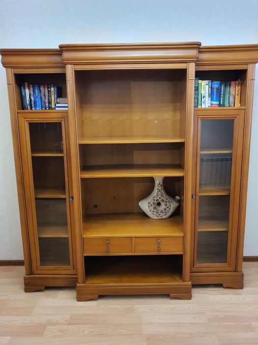 Шкаф с книжными полками