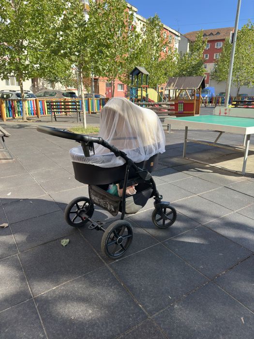 Carucior 3 in 1. Include landou , scoica si scaun sport.