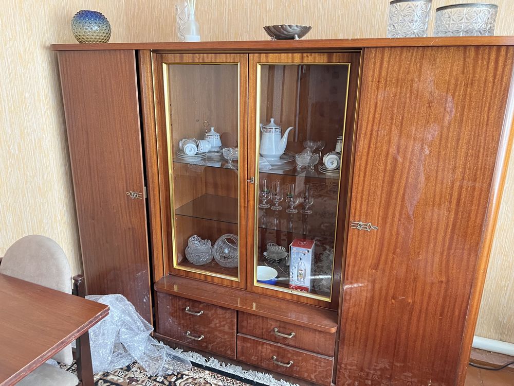 Продается хельга шкаф , дерево орех , в отличном состоянии