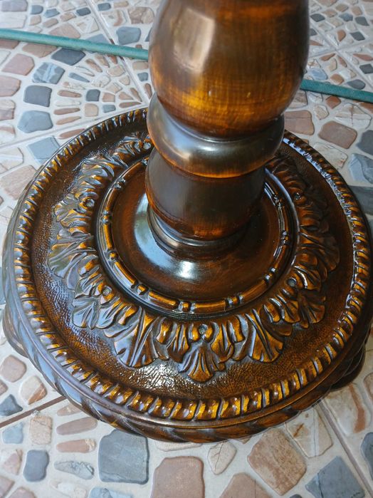 Lampadar de lemn scluptat din lemn