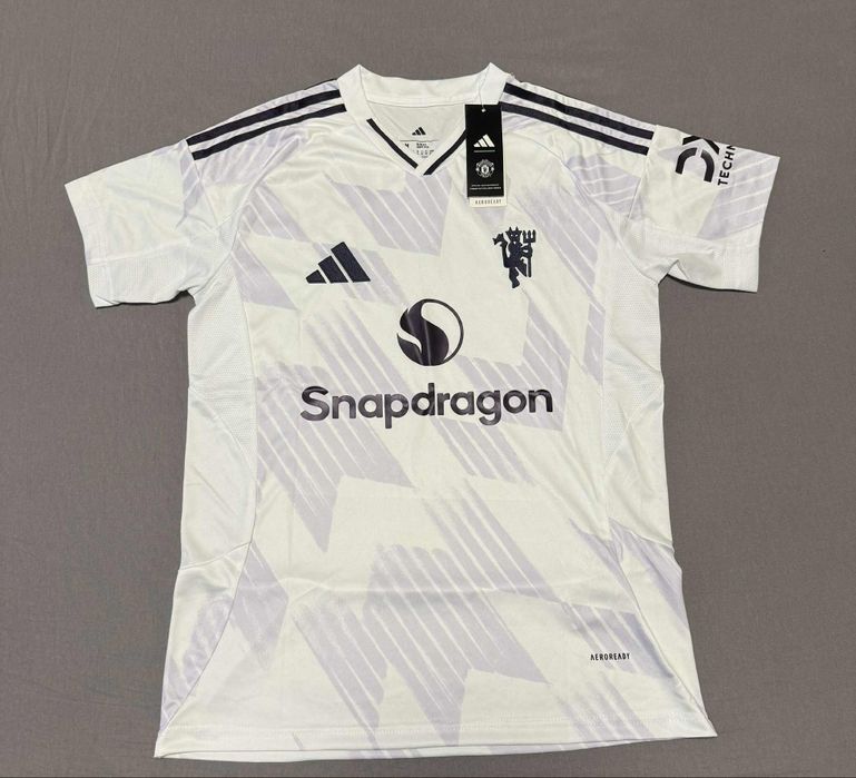 Футболни екипи на Manchester United. Трите от сезон 2025/2026.