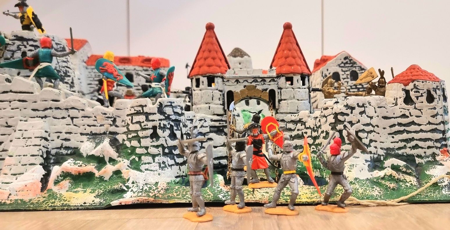 Figurine Cavaleri Medievali si Castel
