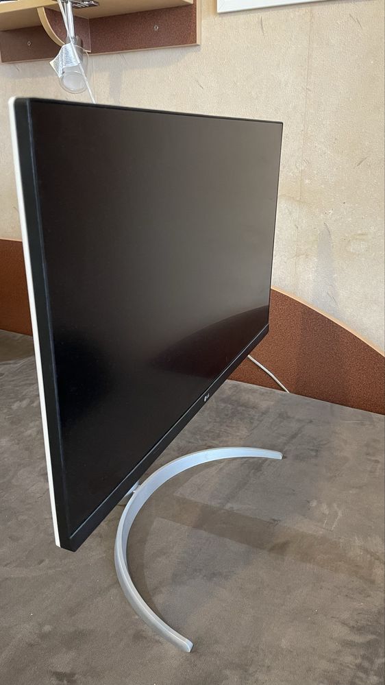 Монитор LG 27UP650 като нов