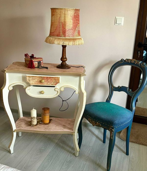 Реновиран стол със добавени орнаменти