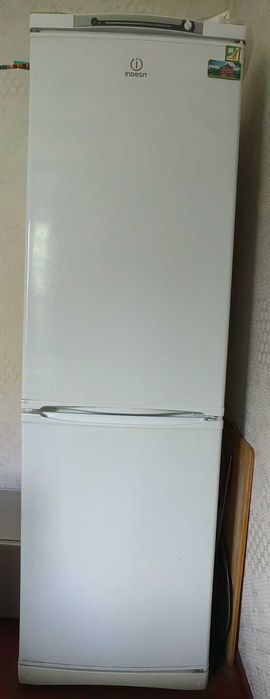 Холодильник б/у состояние среднее. Индезит