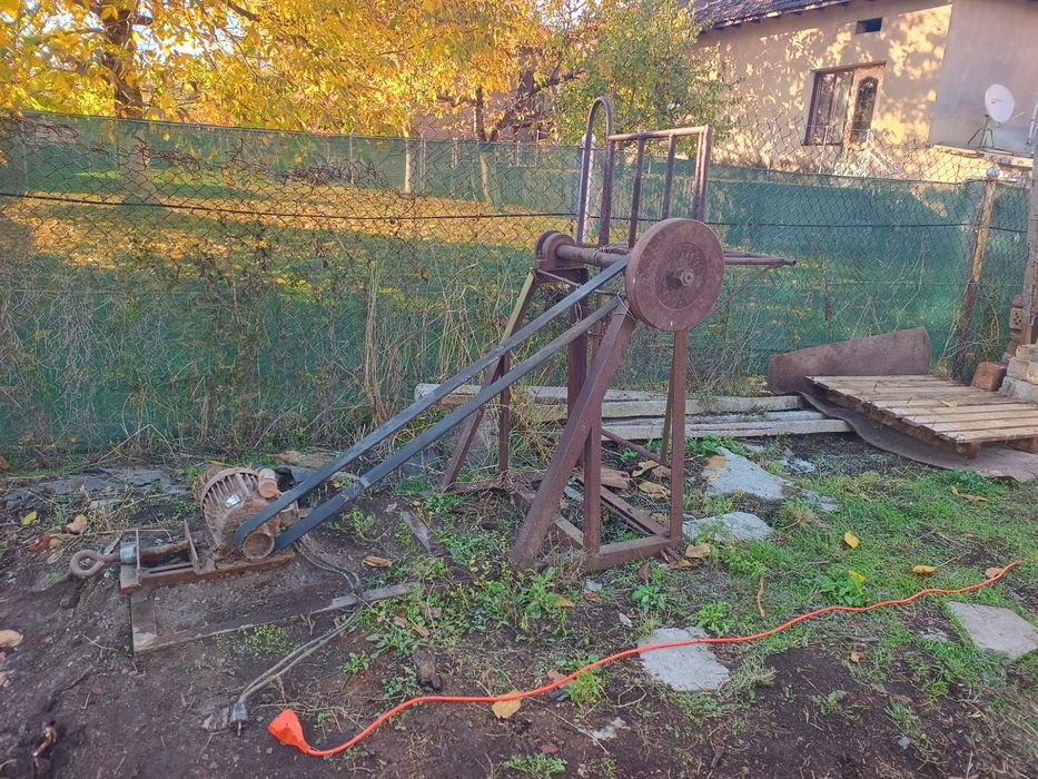 Продавам монофазен циркуляр тип люлка