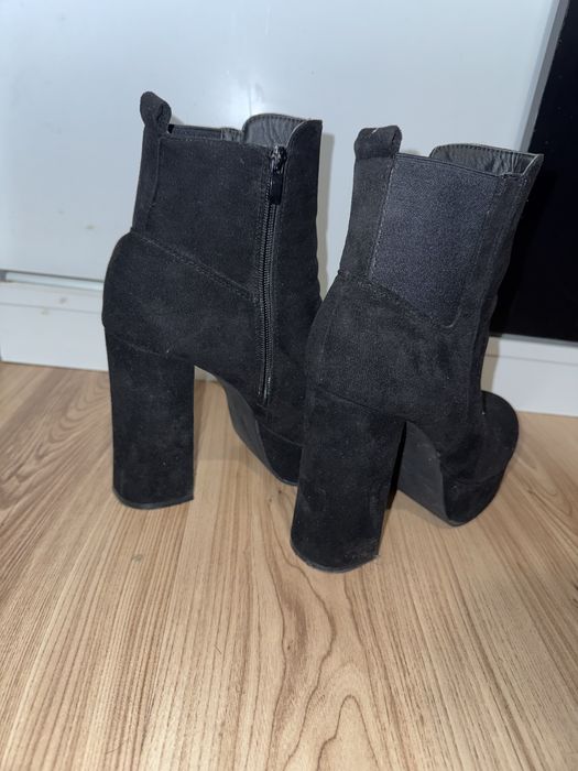 Дамски боти на ток