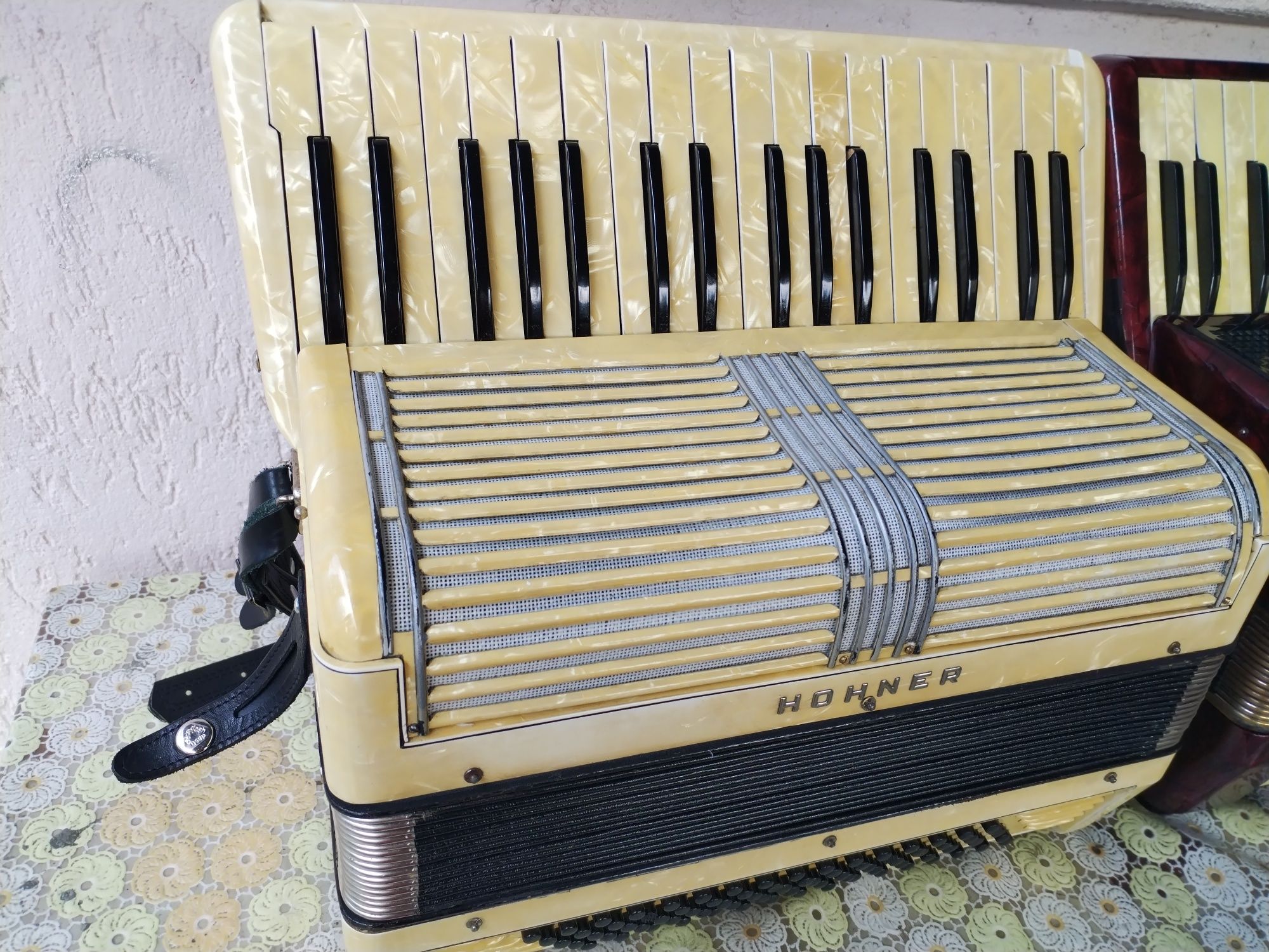 Vând acordeon Hohner Verdi 2 cu 80 basi