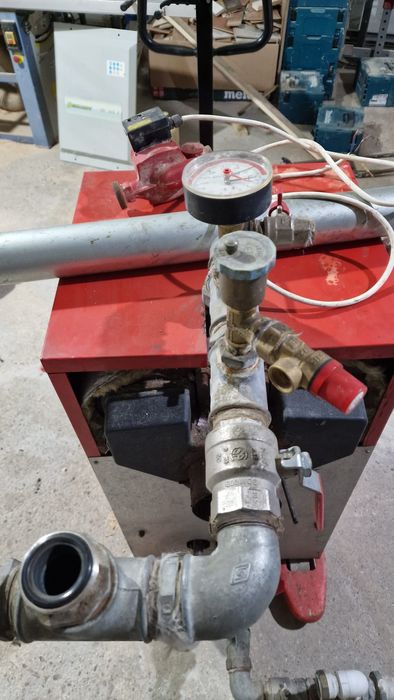 Vând centrala ferroli fonta 30kw cu arzator de peleti