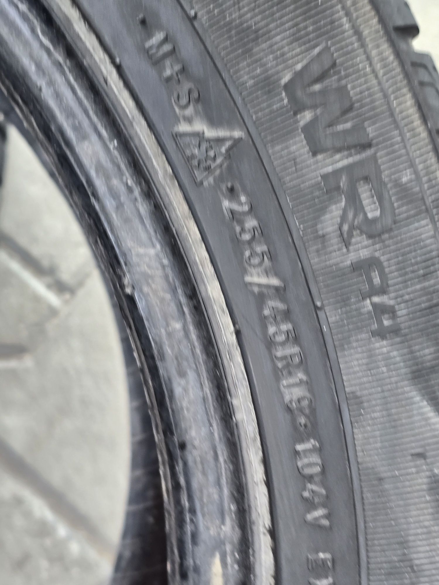255 45 19 Nokian