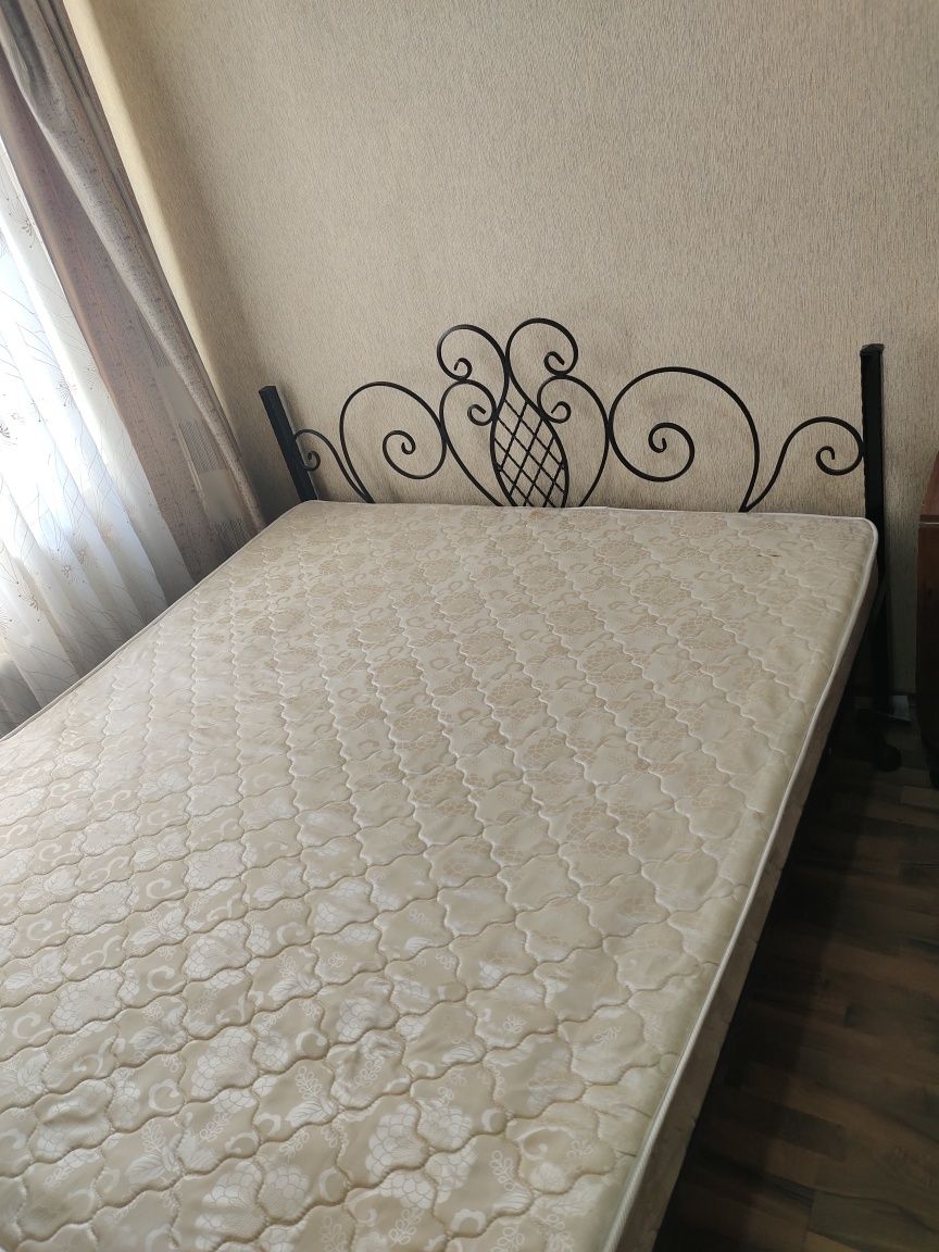 Продается кровать с матрасом, состояние хорошее.