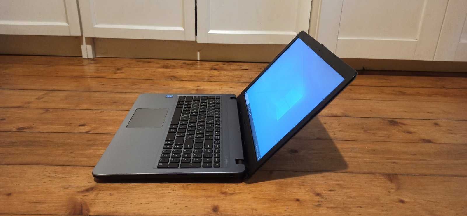 Лаптоп Asus / отличен / SSD ново / батерия 4 часа / четириядрен