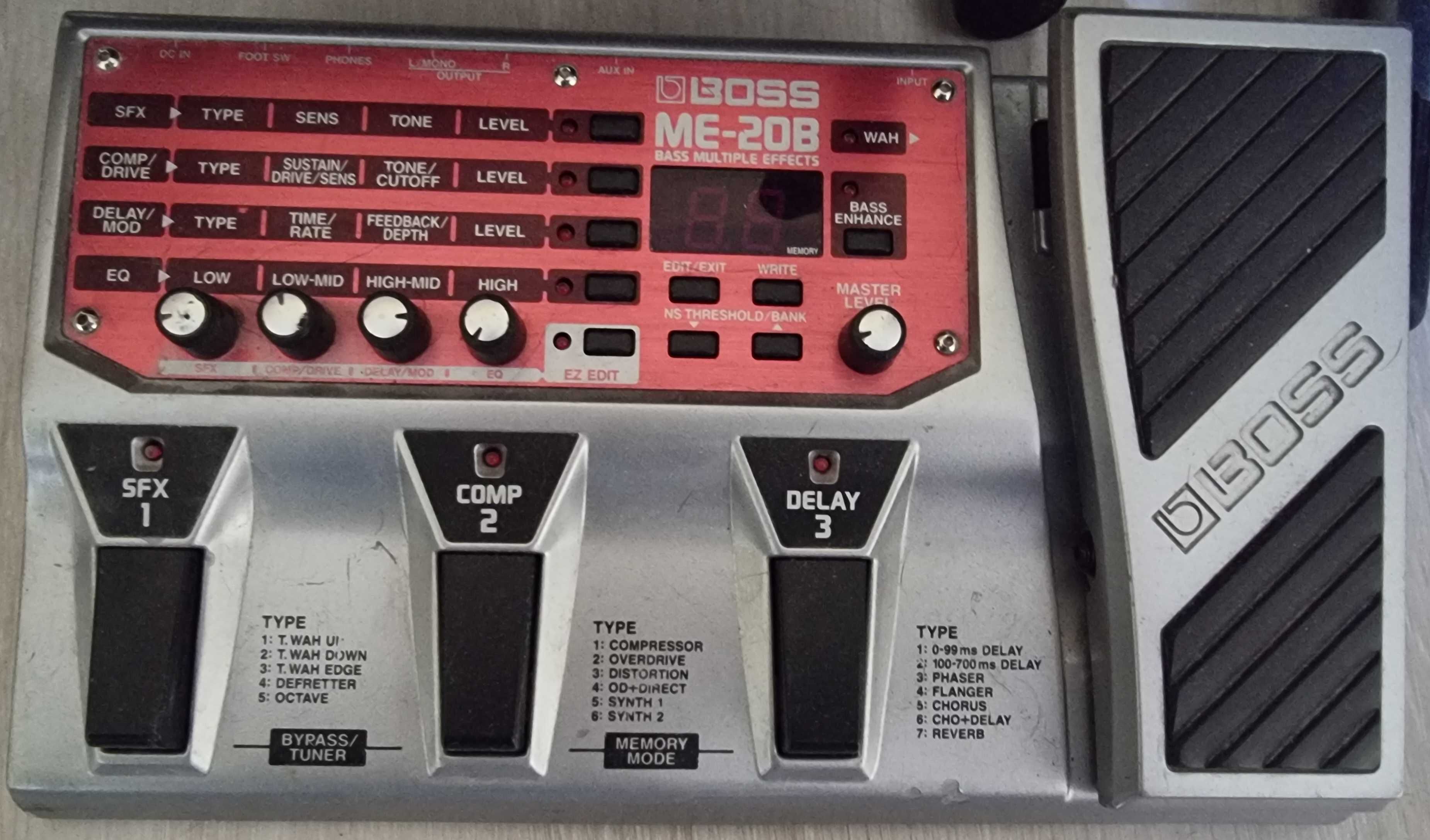 Продавам комплект бас китара и процесор Boss ME-80