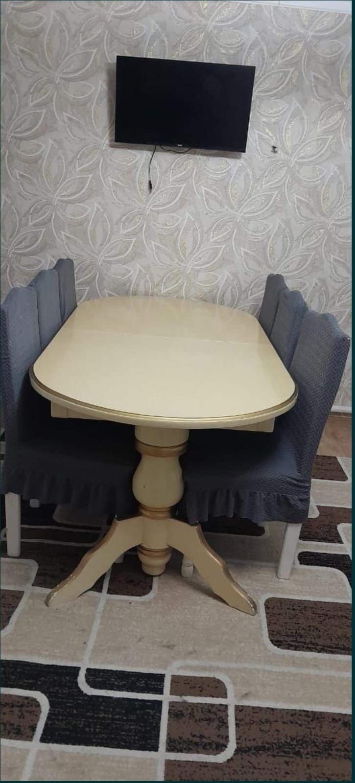 Продам  стол и 6 стулья комплект