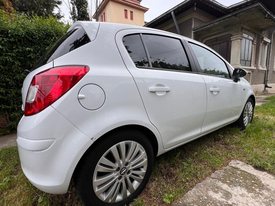 Opel Corsa 2012 benzina +gpl
