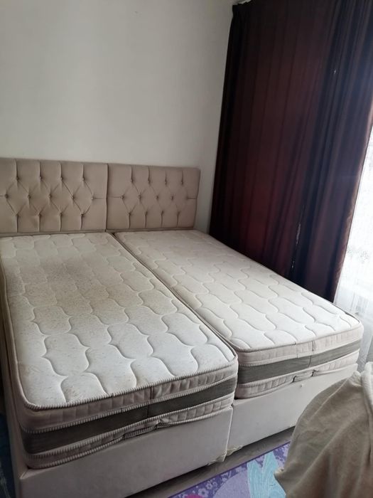 Vând 2 paturi , un colțar, un frigider și un aragaz