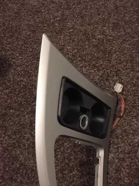 BMW E90 E91 E92 E93: Поставка за чаши със запалка (Cup Holder)