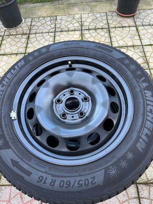 Vand cauciucuri de iarna Michelin an 2023 cu jante 205/60 R 16