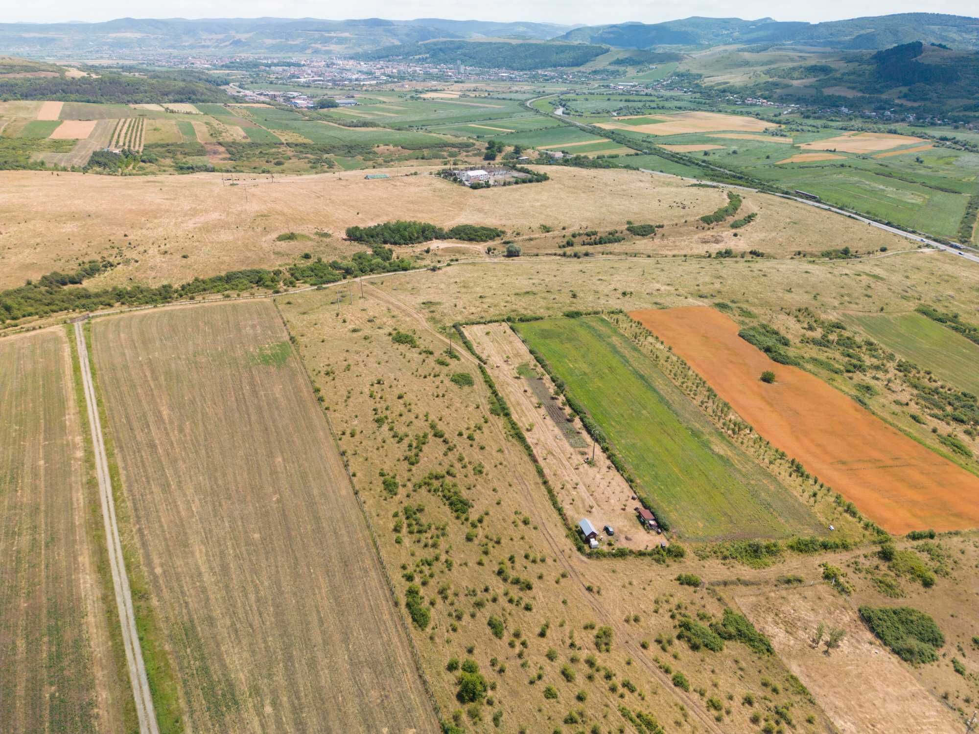 Teren 9,4 hectare cu casă, iaz, fotovoltaic, acces E576, 30km de Cluj