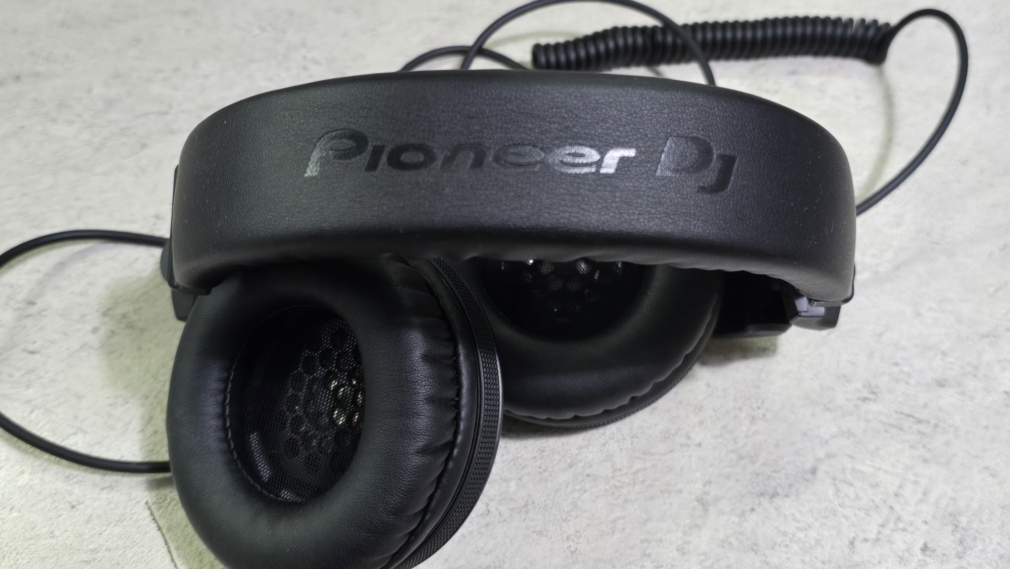 Casti Pioneer noi