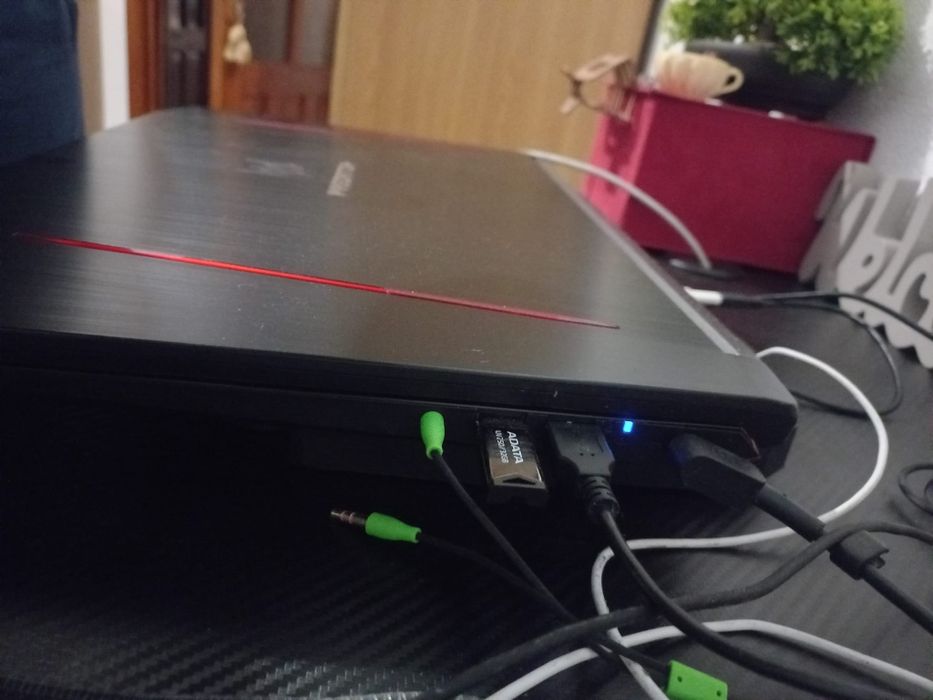 Vând laptop Predator