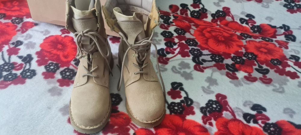 Vând bocanci de vara