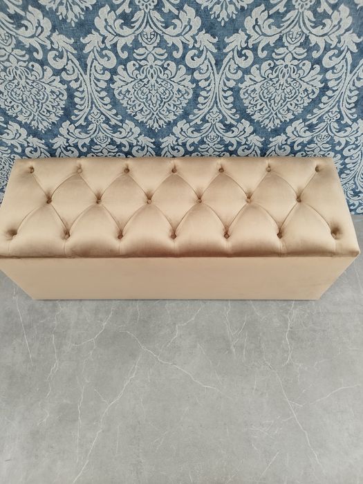 Vând bancheta Chesterfield din catifea crem auriu cu spatiu depozitar