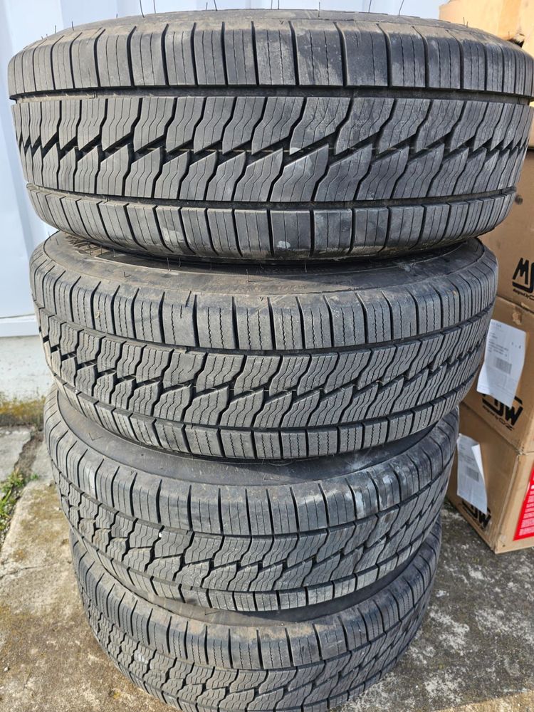 Vând cauciucuri Firestone M+S 215/65 R16 C DOT 11 23