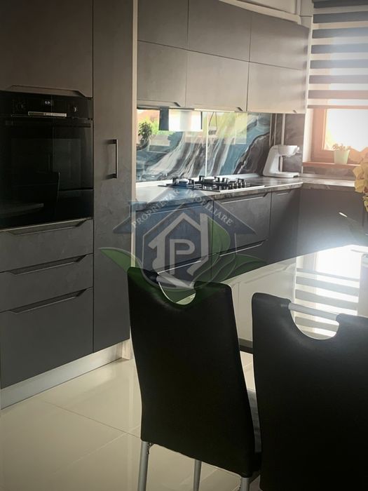 De vânzare: Apartament 2 camere cu terasă generoasă și parcare privată