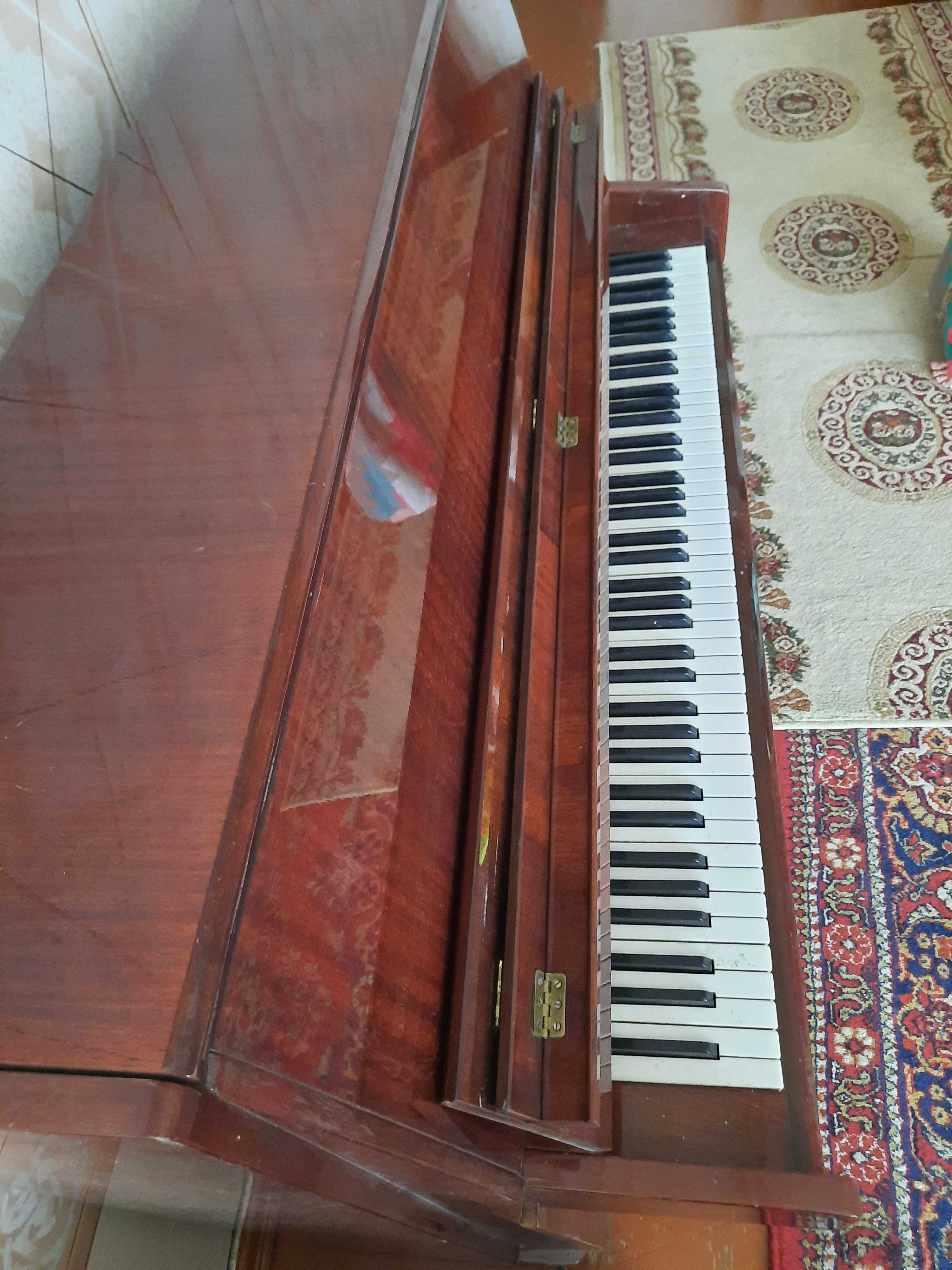 Pianino va Royal Sotiladi!
