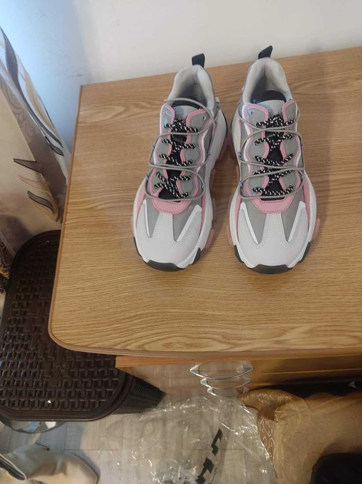 Adidași ash  sunt noi