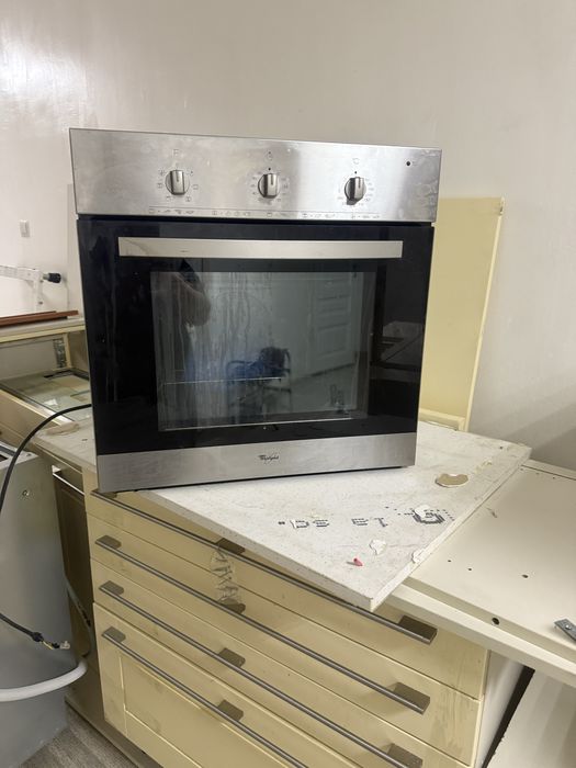 Встроенный духовой шкаф  Whirlpool