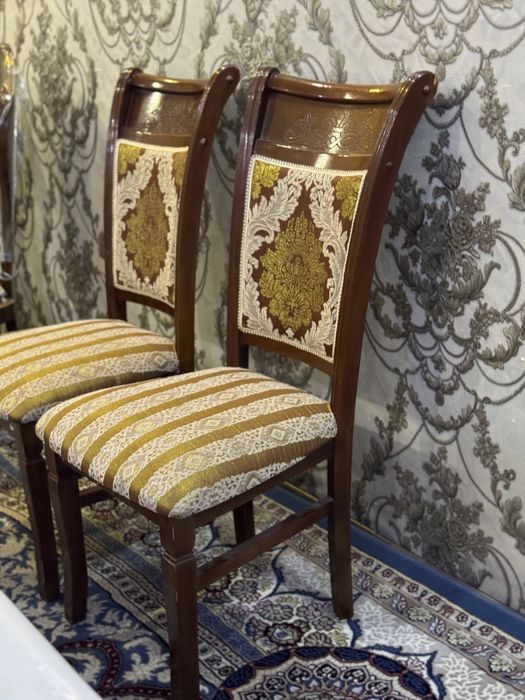 Деревянные стулья с мягким сиденьем в хорошем состоянии