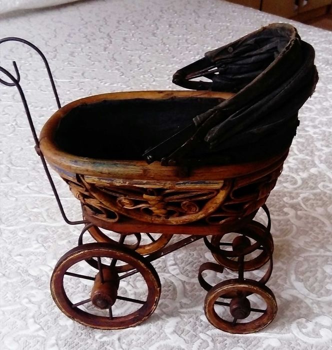Стара декоративна количка за кукли